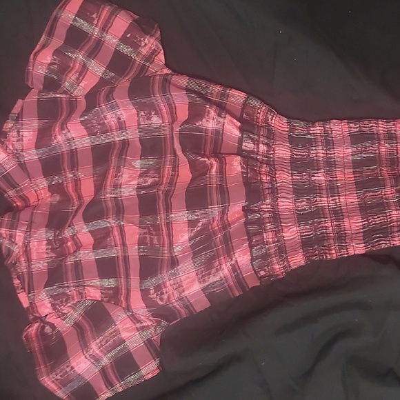 A pink and black shirt - Picture 3 of 3